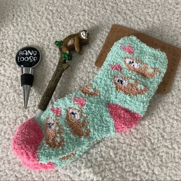 Sloth Lover Bundle includes Fuzzy Socks, Writing Pen and Wine Stopper NEW - Picture 1 of 5